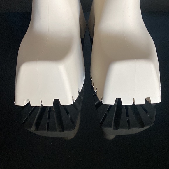 NWT BALENCIAGA BEIGE TROOPER RUBBER BOOTS- SUPER STYLISH 🔥 - Picture 10 of 14